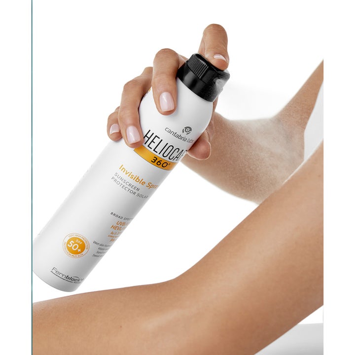 Heliocare Invisible Spray SPF 50+ 200 ml heliocare solspray ger bredspektrum uv-skydd och sprayas på en arm.