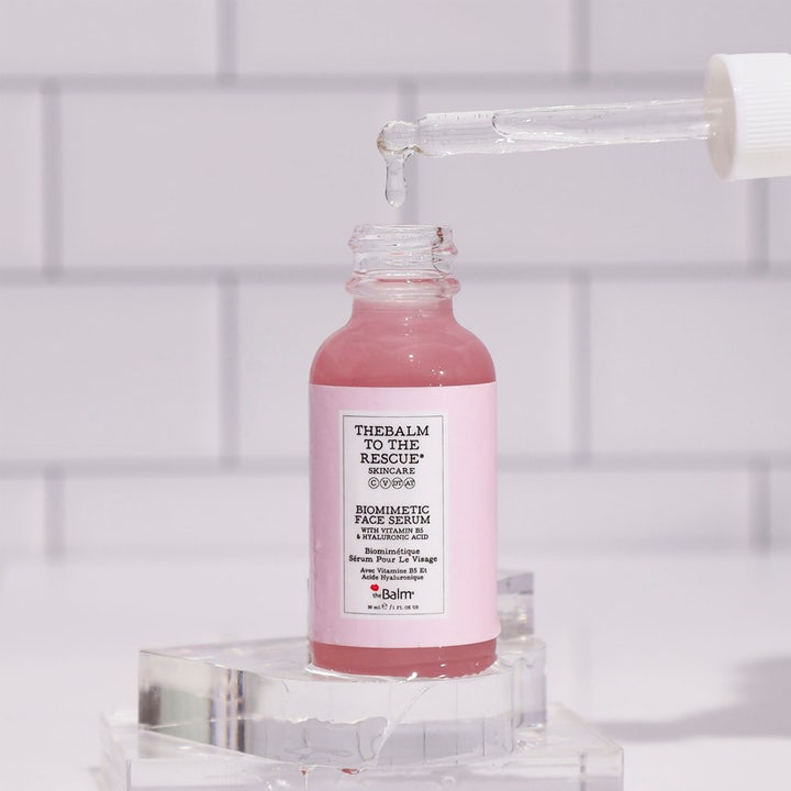 the Balm theBalm to the Rescue 30 ml ansiktsserum med hyaluronsyra och B5 i rosa flaska med upplyft pipett
