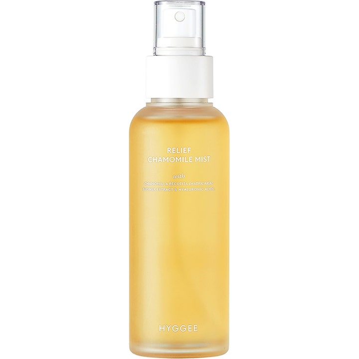 Hyggee Relief Chamomile Mist ansiktsspray med lugnande ingredienser i frostad flaska med gul vätska och vit pump