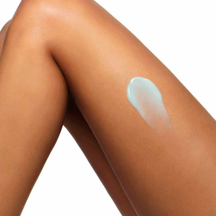 Clarins Firming Body Firming Gel 150 ml uppstramande kroppsgel med svalkande ljusblå geltextur på huden