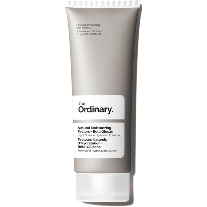 The Ordinary Natural Moisturizing Factors + Beta Glucan återfuktande ansiktskräm i en grå tub med vitt lock