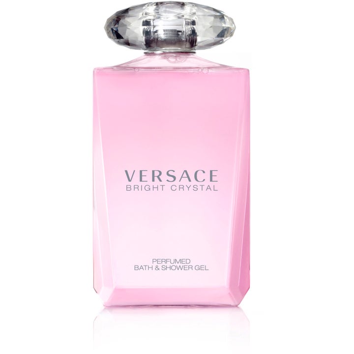 Versace Bright Crystal 200 ml duschtvål ger en fräsch känsla i en elegant rosa flaska med vacker kristallkork.