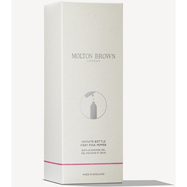 Molton Brown Infinite Bottle Fiery Pink Pepper 400 ml duschtvål i vit texturerad ytterbox med rosa linje och ikon.