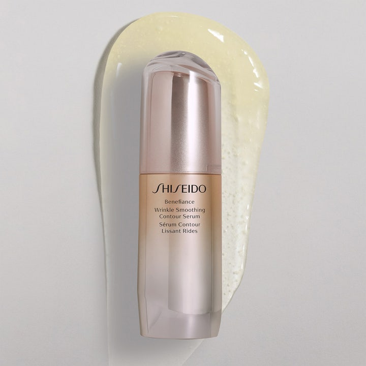 Shiseido Benefiance Wrinkle Smoothing Serum 30 ml fuktgivande anti-rynk serum på en klick ljusgul textur