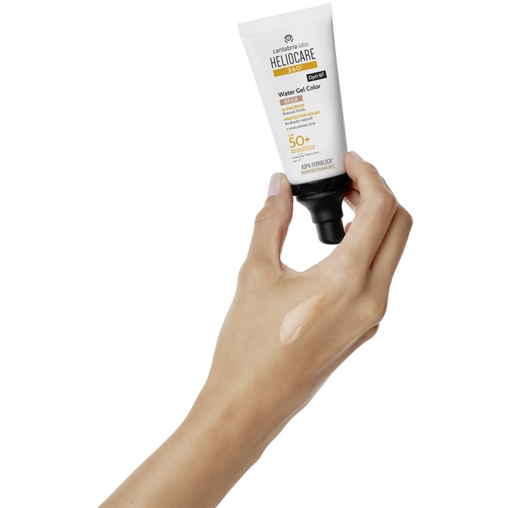 Heliocare Water Gel Color SPF 50+ Beige 50 ml solskydd för ansiktet med krämig beige textur på en hand.