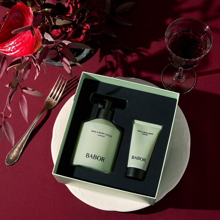Babor Soul & Body Gift Set Agathist 300 ml återfuktande kroppsvård i mintgrön ask bredvid blommor och vinglas.