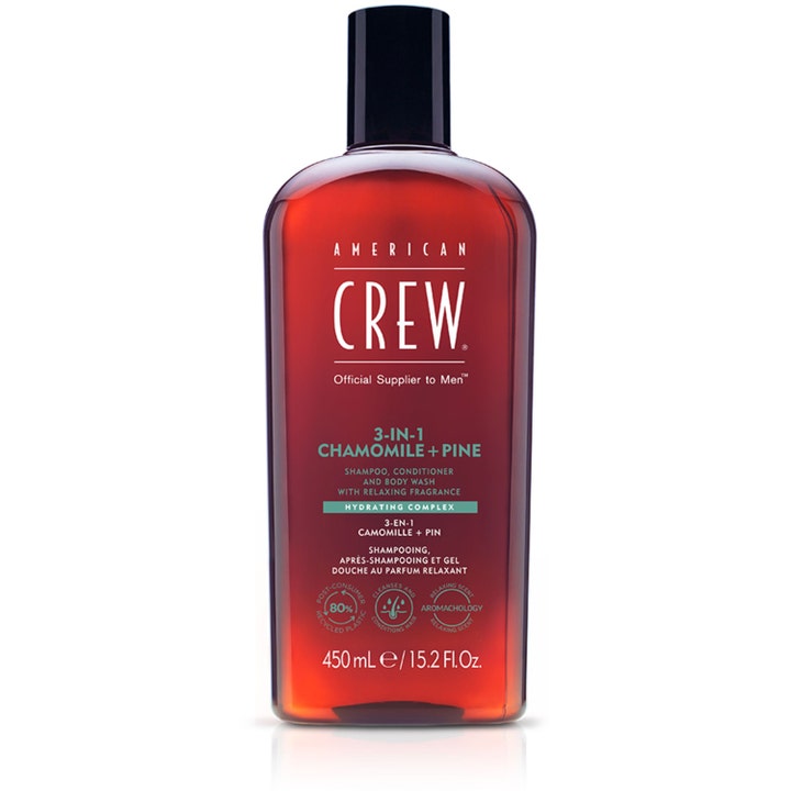 American Crew 3-in-1 Chamomile + Pine 450 ml rengörande duschgel och schampo i bärnstensfärgad flaska med svart lock.