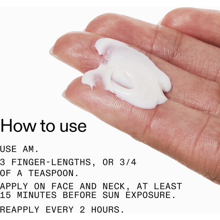 The INKEY List Polyglutamic Acid Dewy Sunscreen 50 ml återfuktande solkräm med vit krämig textur på fingertoppar