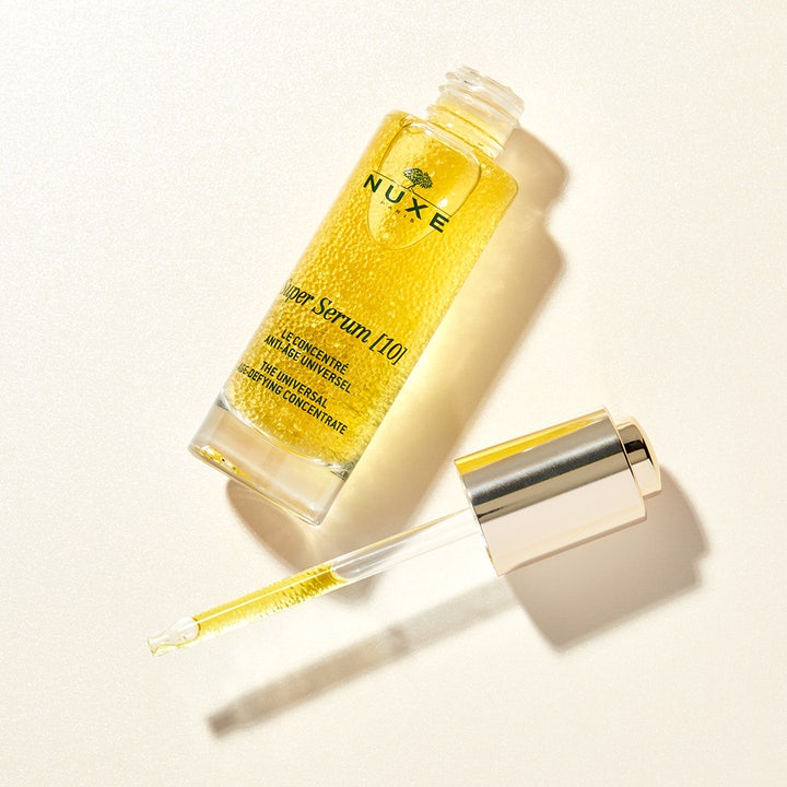 Nuxe Paris Super Serum 30 ml anti-rynk serum nuxe med guldgula mikropärlor i glasflaska och lös pipett.