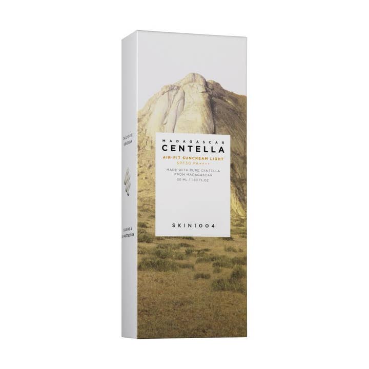 SKIN1004 Madagascar Centella Air-Fit Suncream Light 50 ml solkräm i vit kartong med motiv av berglandskap