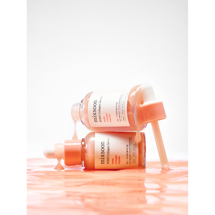 Mixsoon PDRN Collagen Serum 30 ml lystergivande ansiktsserum i glasflaska med krämig persikofärgad textur som droppar