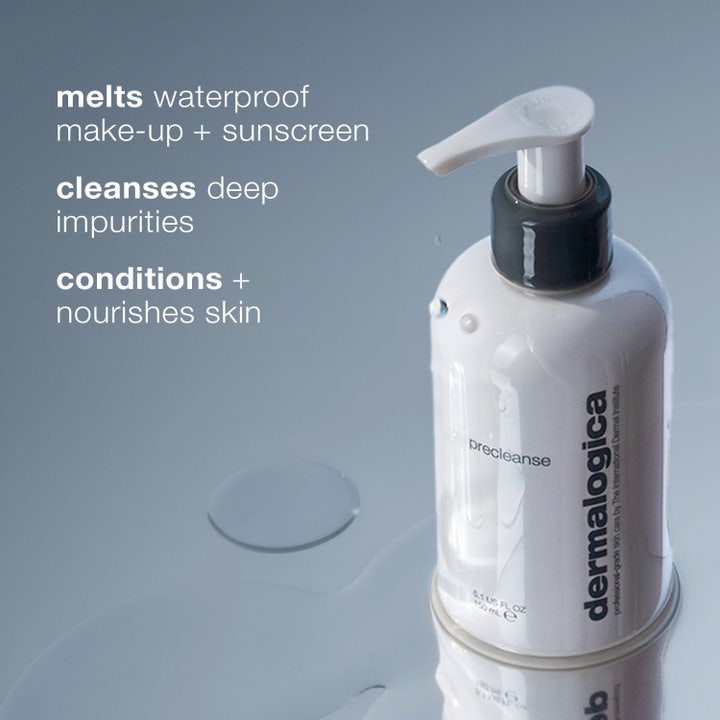 Dermalogica PreCleanse 295 ml ansiktsrengöring som löser upp smink på huden i en närbild av ett ansikte