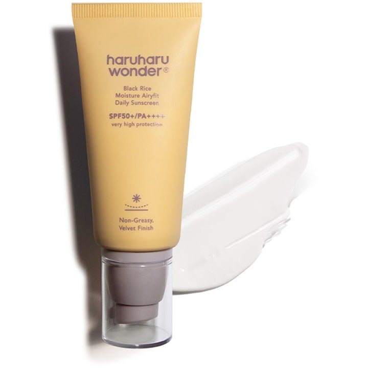 haruharu wonder Black Rice SPF50 50 ml fuktgivande solkräm ansikte i gul tub med pump och vit krämig textur.