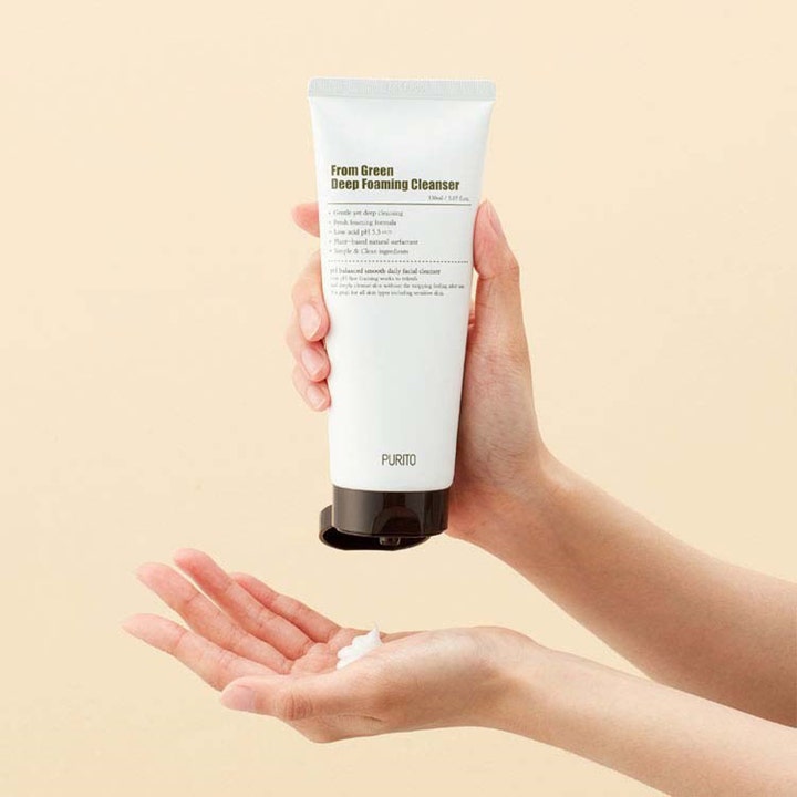 Purito From Green Deep Foaming Cleanser 150 ml skonsam rengöring i vit tub som ger ett krämigt vitt skum i handen.