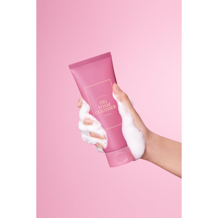 I'm from Fig Foam Cleanser 150 ml djuprengörande ansiktsrengöring i rosa tub som hålls av en hand täckt med vitt skum