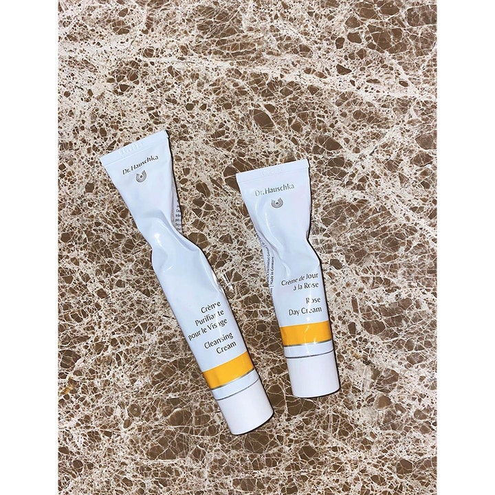 Dr. Hauschka Rose Day Cream 30 ml återfuktande dagkräm i vita metalltuber med gula band på marmoryta.