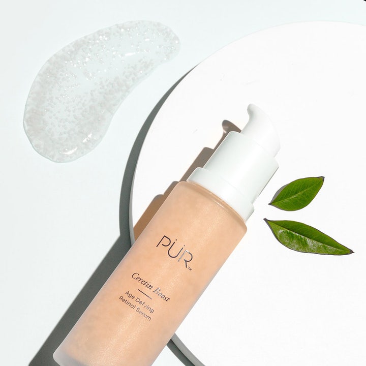 PÜR Ceratin Booster Age Defying Retinol Serum 30 ml PÜR retinol serum anti-age i frostad flaska med vit pump och gröna blad.
