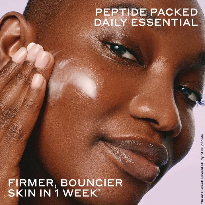 Ole Henriksen Strength Trainer Peptide Boost Moisturizer 50 ml peptidkräm ger fastare hud och visas på ansiktet.