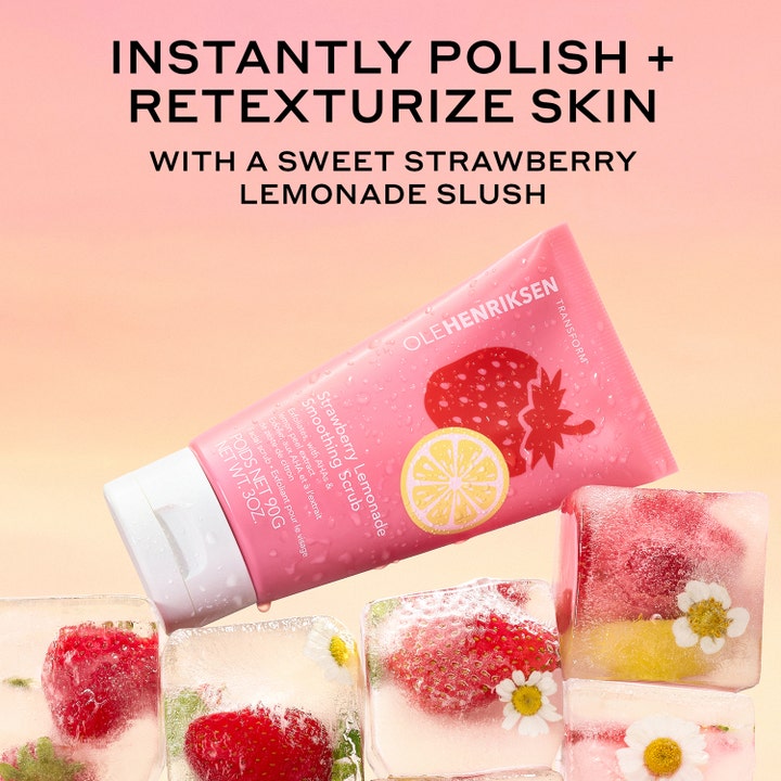 Ole Henriksen Strawberry Smoothing Scrub 90 ml aha-skrubb i rosa tub omgiven av isbitar med jordgubbar