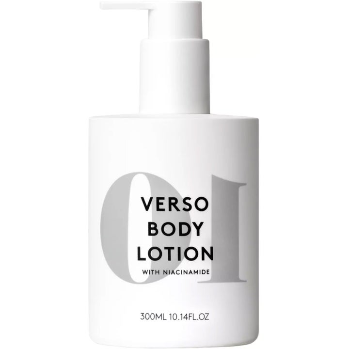 Verso Body Lotion 300 ml återfuktande hudvård med niacinamid i en stilren vit pumpflaska med minimalistisk design