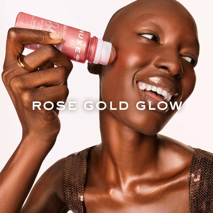 Nuxe Huile Prodigieuse Or Florale 8 ml roll-on kroppsolja appliceras på kinden för Rose Gold Glow.