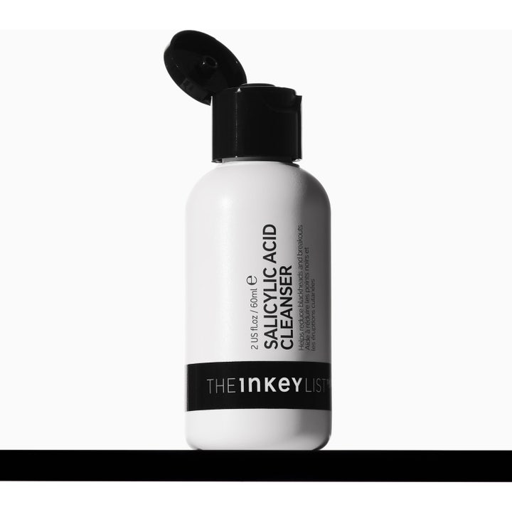 The INKEY List Salicylic Acid Cleanser 60 ml exfoliering ansiktsrengöring för fet hy i vit flaska och svart lock