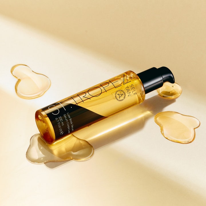 St.Tropez Self Tan Luxe Body Serum 200 ml återfuktande brun utan sol i pumpflaska med gyllene serumdroppar runtom