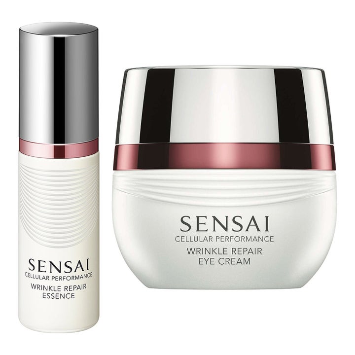 Sensai Cellular Performance Wrinkle Repair Essence och Eye Cream hudvård mot rynkor i vita förpackningar med silverlock.