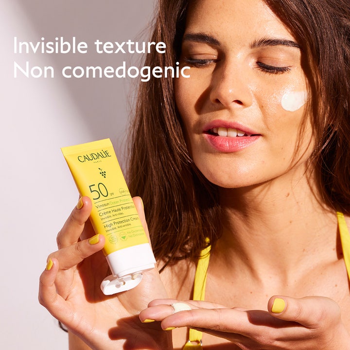 Caudalie Vinosun Protect Cream 50 ml spf50 ansiktskräm ger hög skydd med en osynlig textur applicerad på huden.
