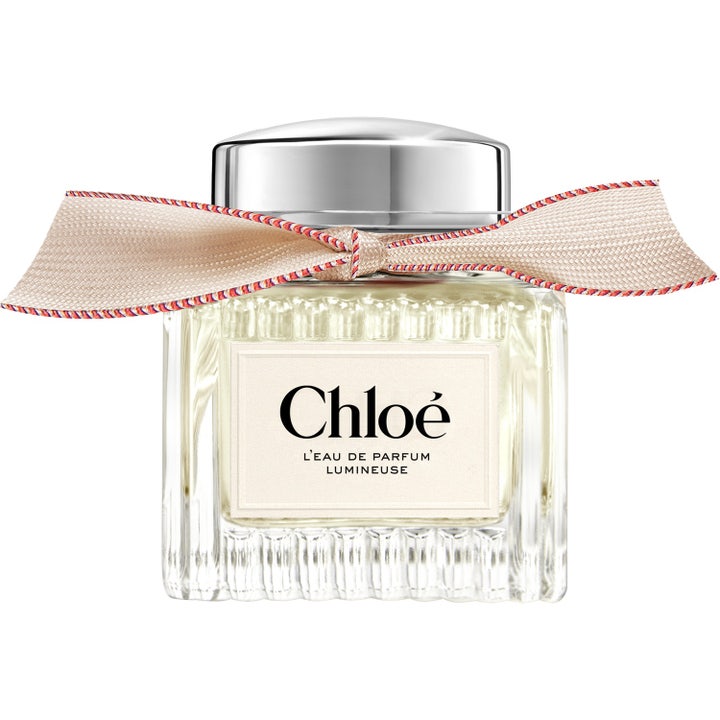 Chloé Lumineuse Eau de Parfum 50 ml elegant parfym i räfflad glasflaska med silverlock och beige rosett med röd kant
