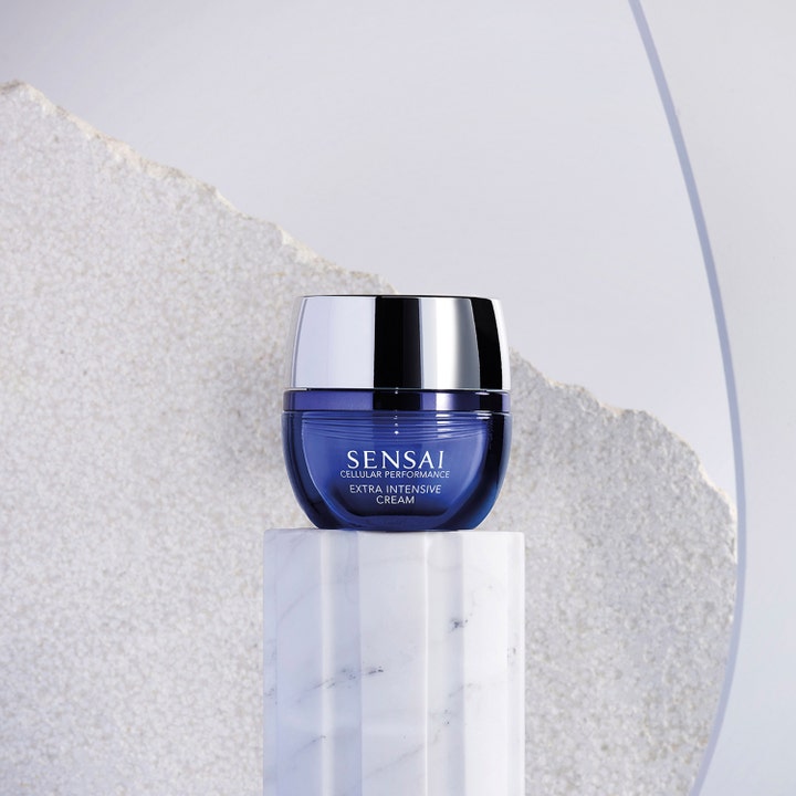 Sensai Cellular Performance Extra Intensive Cream 40 ml cellenergiserande ansiktskräm i blå glasburk på vit marmor.