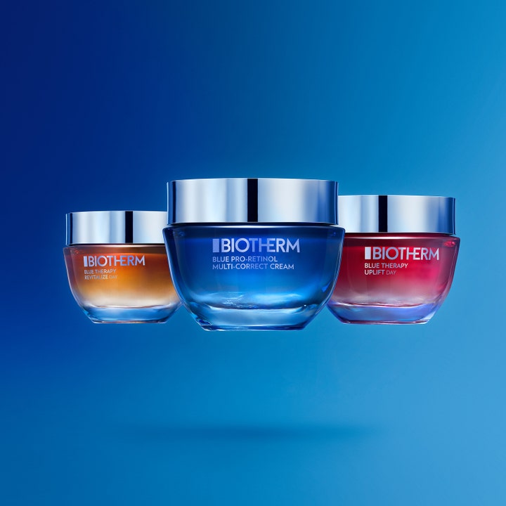 Biotherm Blue Pro-Retinol 50 ml fuktgivande retinol kräm i blå glasburk som svävar bredvid två färgglada burkar.