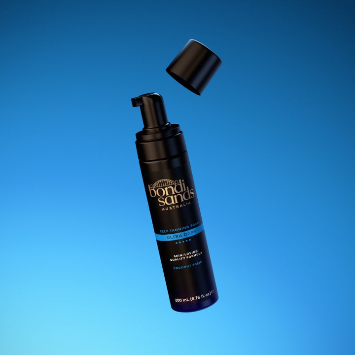 Bondi Sands Self Tanning Foam Ultra Dark 200 ml tan mousse ger färg i en svart flaska med flygande kork