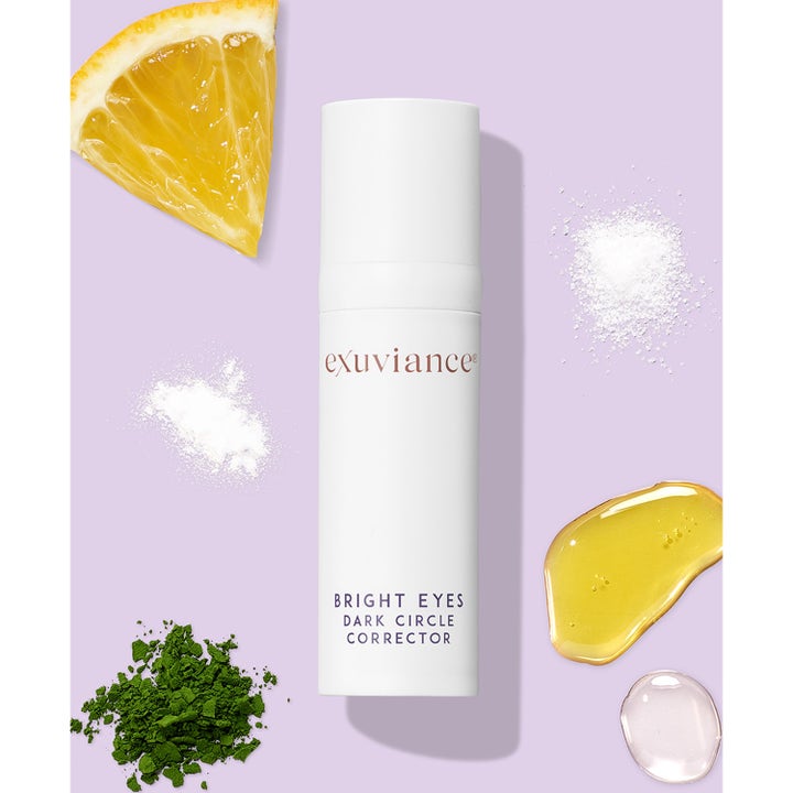 Exuviance Bright Eyes Dark Circle Corrector 15 g uppljusande ögonkräm i vit flaska med citrus och grönt pulver.
