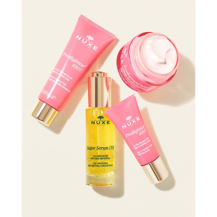 Nuxe Créme Prodigieuse Boost 40 ml utjämnande ansiktskräm för lyster i rosa tub bredvid burk och serum