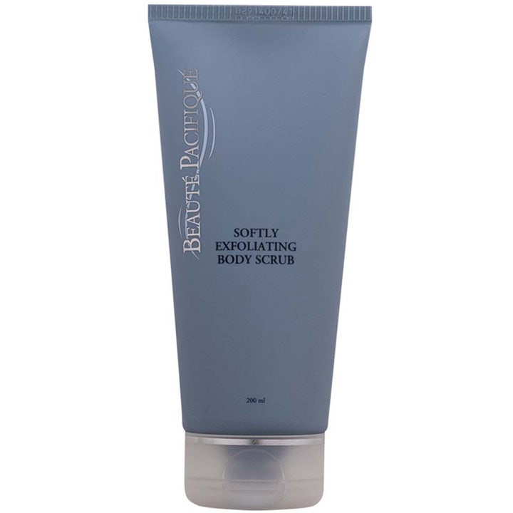 Beauté Pacifique Softly Exfoliating Body Scrub 200 ml ger mjuk hud i en stilren blågrå tub med genomskinligt lock.