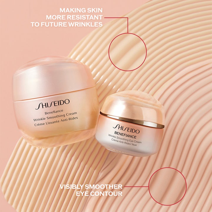 Shiseido Benefiance ögonkräm anti-age 15 ml i lyxig burk mot rynkor på beige vågig bakgrund.