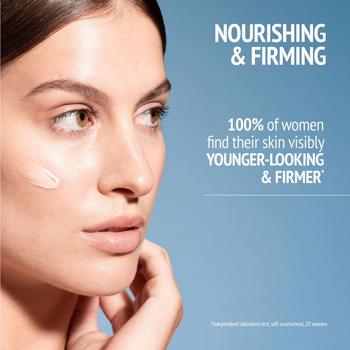 Comfort Zone Sublime Skin Rich Cream 60 ml närande anti-aging kräm på kvinnas kind ger fastare och yngre hy.