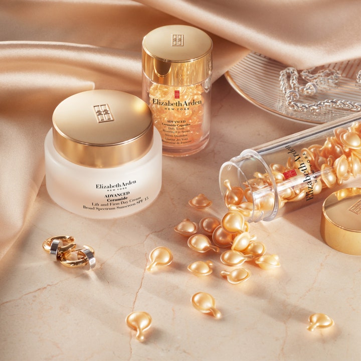 Elizabeth Arden Advanced Ceramide Serum 30 kapslar anti age behandling med gyllene kapslar vid lyxiga burkar i guld.