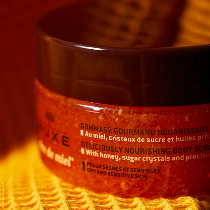 Nuxe Rêve de Miel Body Scrub 175 ml exfoliering för torr hud med honung och synliga sockerkristaller i bärnstensfärgad burk