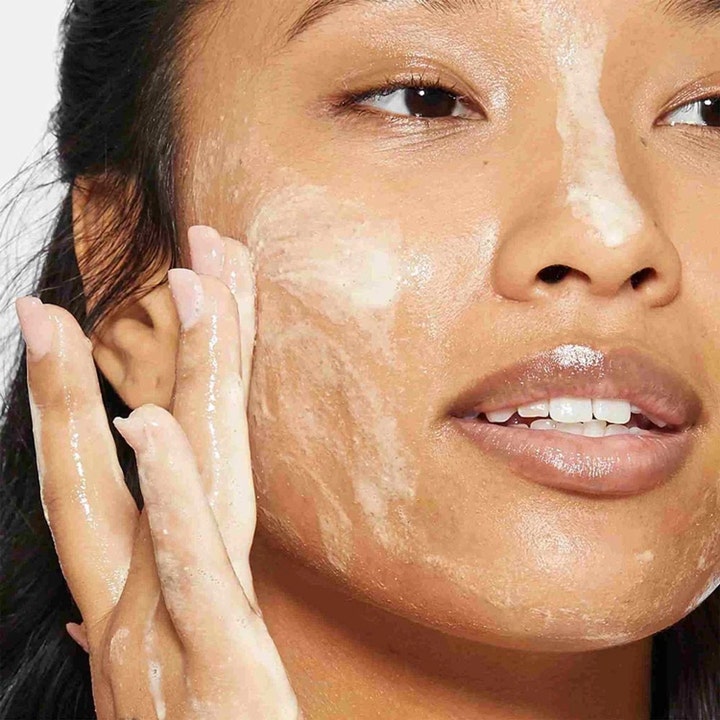 Dermalogica Daily Milkfoliant 13 g havrepeeling som appliceras på huden för en lugnande exfoliering.