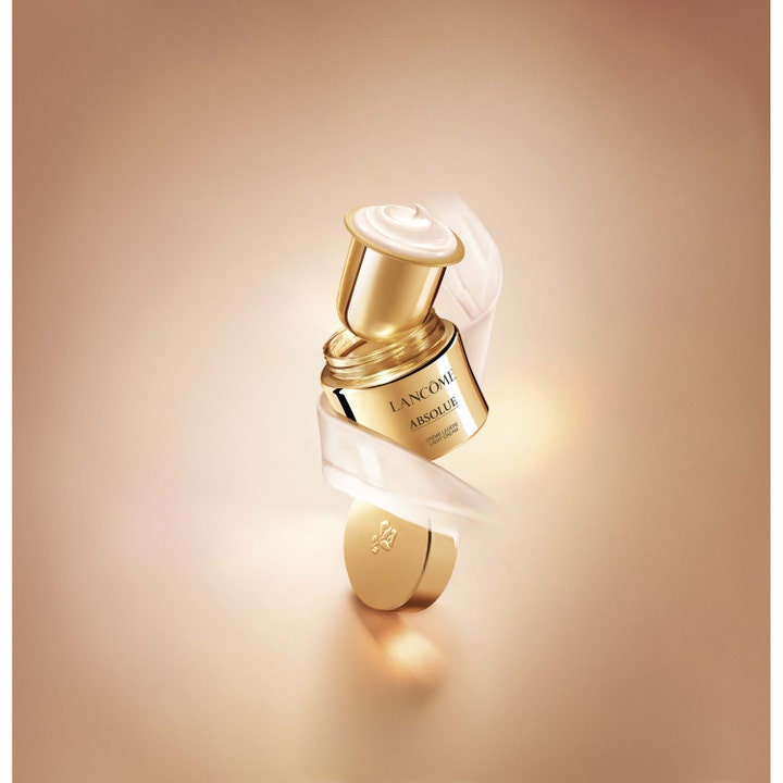 Lancôme Absolue Light Cream Refill 30 ml lystergivande dagkräm i guldbehållare med mjukt virvlande vit textur