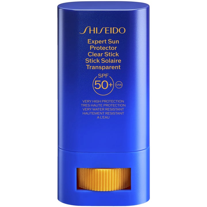 Shiseido Expert Sun Protector Clear Stick SPF 50+ solskydd ger osynligt skydd i en blå hylsa med gult skruvhjul.