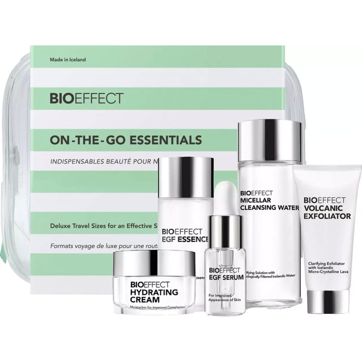 BIOEFFECT On-the-Go Essentials hudvårdsset med fem återfuktande reseprodukter i en genomskinlig necessär med gröna ränder