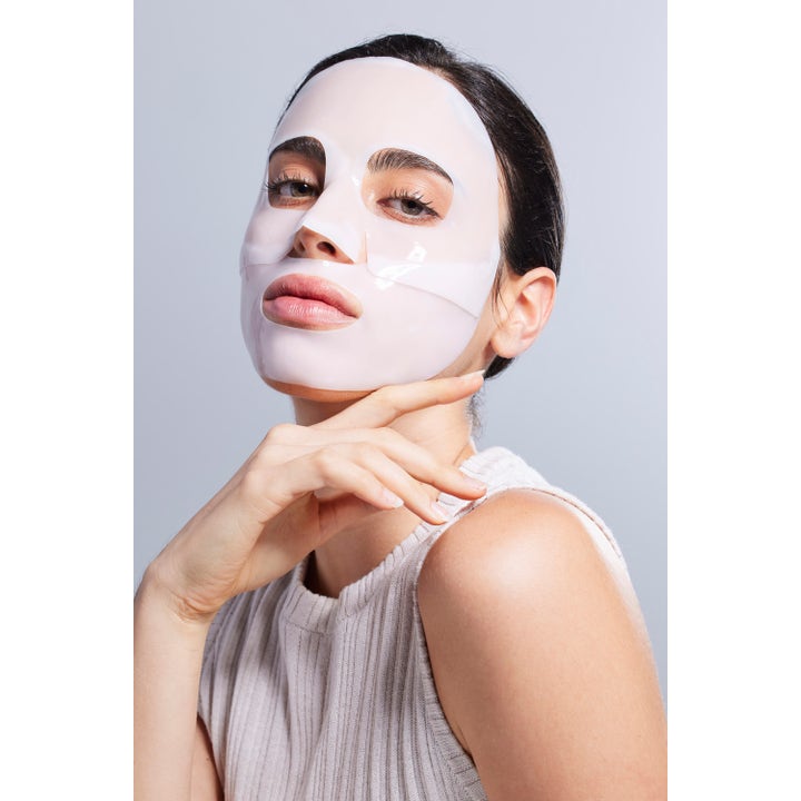 COSRX Advanced Snail Mucin Power Activating Hydrogel Mask 3 st återfuktande ansiktsmask med snigelslem på en kvinna