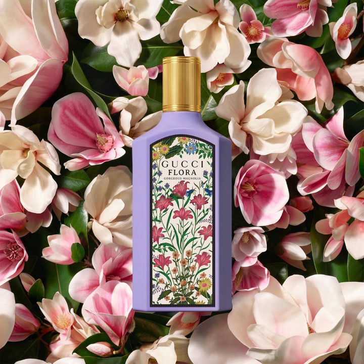 Gucci Flora Gorgeous Magnolia 30 ml blommig lyxparfym i lila flaska bland rosa och vita magnolior