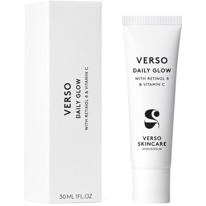 Verso Daily Glow 30 ml lystergivande serum med retinol 8 och vitamin C i vit tub bredvid ytterkartong