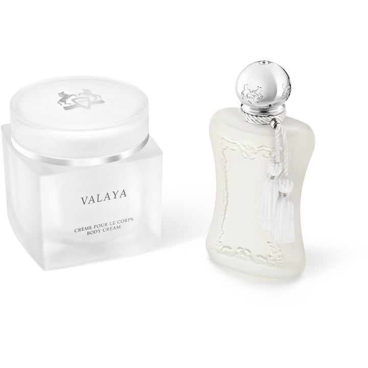 Parfums De Marly Valaya 200 ml exklusiv återfuktande kroppskräm i frostad glasburk bredvid matchande parfymflaska.