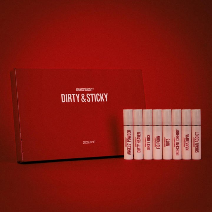 BornToStandOut Dirty & Sticky Discovery Kit 8x 2 ml doftkit med åtta vita parfymprover framför en röd box
