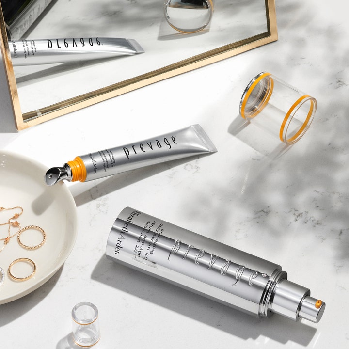 Elizabeth Arden Prevage Anti-Aging Eye Serum 20 ml ögonserum i silverfärgad tub med svalkande metalltipp på marmor.